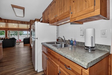 Beautiful year-round cabin situated right at the water's edge - photo 9