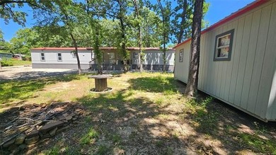 This well-maintained, turn-key 1996 mobile home features 3 - photo 9