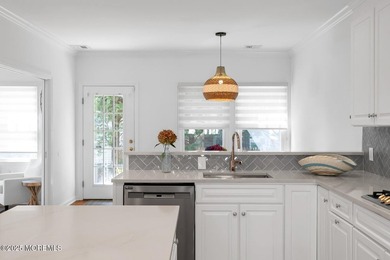 Premiere location - 3 blocks to the beach. Stunning 4 bedroom, 3 - photo 17