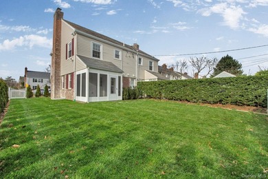 DEFINING MODERN LUXURY LIVING IN MANHASSET The most beautiful - photo 17
