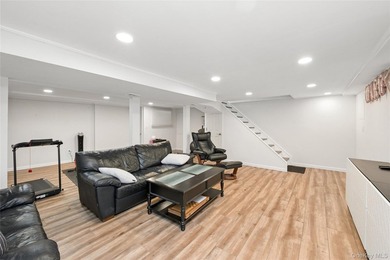 Welcome to Your Dream Home in the Heart of Merrick! Perfectly - photo 23