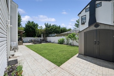 Welcome to Your Dream Home in the Heart of Merrick! Perfectly - photo 29