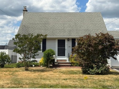 WELCOME TO 161 VAN BUREN STREET, WEST BABYLON... This delightful - photo 1