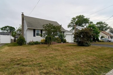 WELCOME TO 161 VAN BUREN STREET, WEST BABYLON... This delightful - photo 2