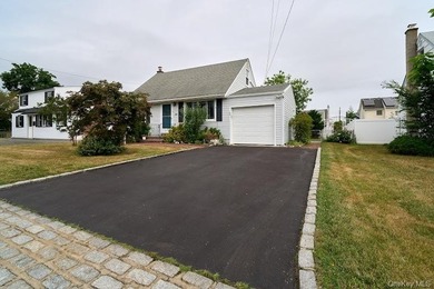 WELCOME TO 161 VAN BUREN STREET, WEST BABYLON... This delightful - photo 3