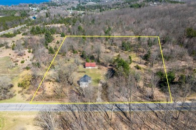 Charming farmhouse on nearly 1.6 acres in the heart of Manistee - photo 4
