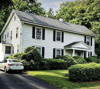Welcome to this expansive and unique single-family home located - photo 1