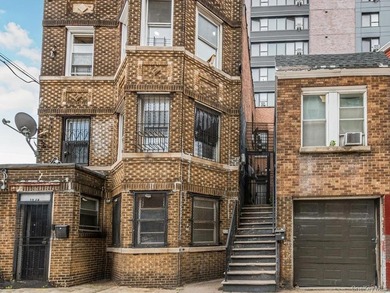 Great Opportunity! Newly Renovated Legal 2 family house with a - photo 2