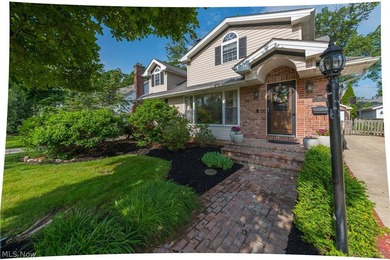 Love where you live! Nestled on a picturesque street in Bay - photo 1