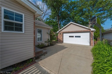 Love where you live! Nestled on a picturesque street in Bay - photo 4