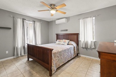Charming 2-Bedroom Home in Royal South - Steps from Lake Laura & - photo 11