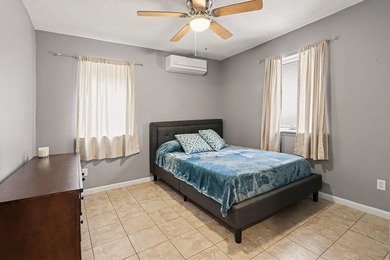 Charming 2-Bedroom Home in Royal South - Steps from Lake Laura & - photo 12