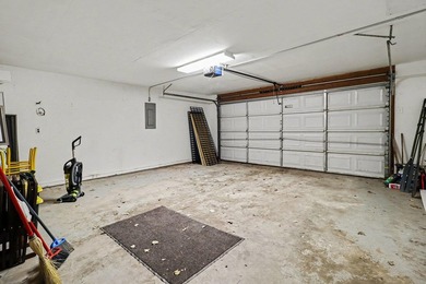 Charming 2-Bedroom Home in Royal South - Steps from Lake Laura & - photo 15