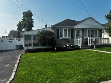 Lindenhurst Ranch, 3 Bedrooms, LR w/ Fireplace, Enclosed Sunroom - photo 1