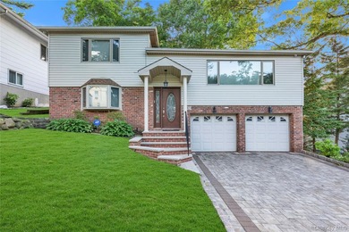 Welcome to Manhasset! Move right into this beautiful Split level - photo 1