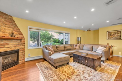 Welcome to Manhasset! Move right into this beautiful Split level - photo 2