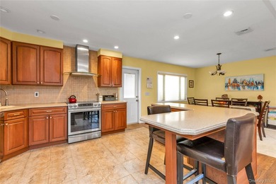 Welcome to Manhasset! Move right into this beautiful Split level - photo 7