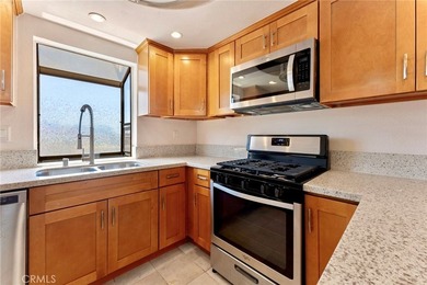Rarely available south-facing loft featuring a private rooftop - photo 7