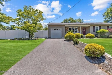 Welcome to this beautifully maintained 4-bedroom, 2-bath ranch - photo 3