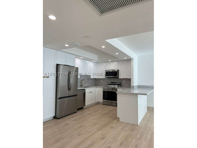 Fully renovated and Spacious open concept 2 Bedroom + Den / 2 - photo 3