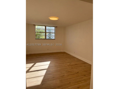 Fully renovated and Spacious open concept 2 Bedroom + Den / 2 - photo 8