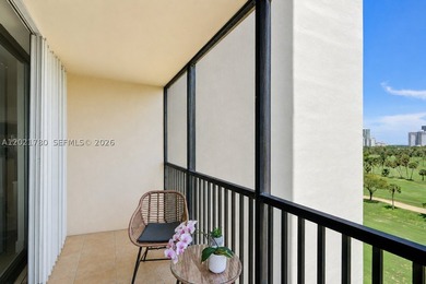 Spacious corner 2-bedroom, 2-bathroom residence in Coronado - photo 11