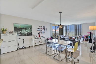 Spacious corner 2-bedroom, 2-bathroom residence in Coronado - photo 15