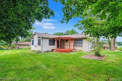 Ranch home with gorgeous views of Thompson Lake! 3 bedrooms, 2 - photo 25