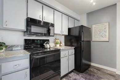 Rare floor plan in the popular Point Loma Tennis Club. This - photo 9