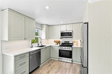Beautifully renovated from top to bottom, this 3-4 bed, 2 full - photo 2