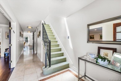 Bright and spacious Colonial, impeccably maintained and - photo 4