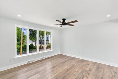 Beautifully renovated from top to bottom, this 3-4 bed, 2 full - photo 8