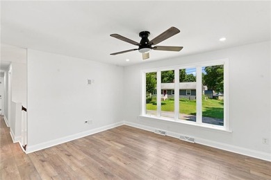 Beautifully renovated from top to bottom, this 3-4 bed, 2 full - photo 10