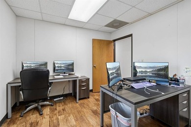 Professional office space in high traffic area with excellent - photo 26