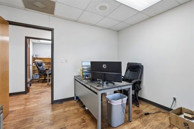 Professional office space in high traffic area with excellent - photo 27