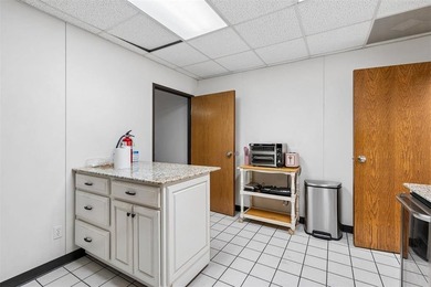 Professional office space in high traffic area with excellent - photo 30