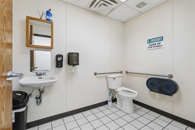 Professional office space in high traffic area with excellent - photo 40