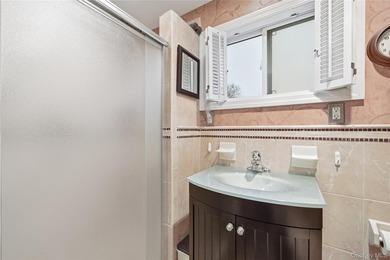 Welcome to this well-maintained 3-bedroom, 3-bath split-level - photo 13