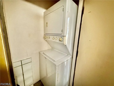 Affordable 2 bedroom 2 bath GROUND FLOOR CORNER UNIT in Golfside - photo 19