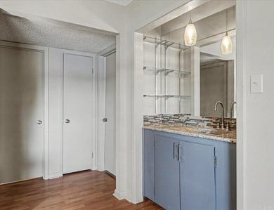 A Wonderful Lakefront Condo that Lives like a House Rather than - photo 9