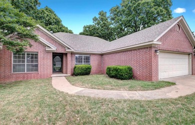 Beautiful updated home with a split floor plan. 3 bed/2 bath - photo 2