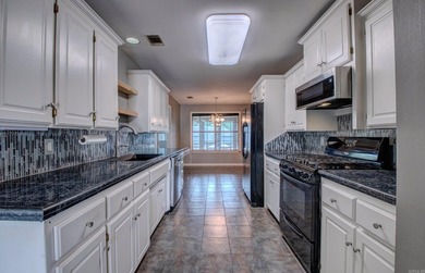Beautiful updated home with a split floor plan. 3 bed/2 bath - photo 7