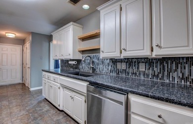 Beautiful updated home with a split floor plan. 3 bed/2 bath - photo 9
