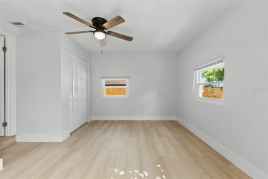 Welcome to a beautiful renovated three-bed, two-bath single - photo 11