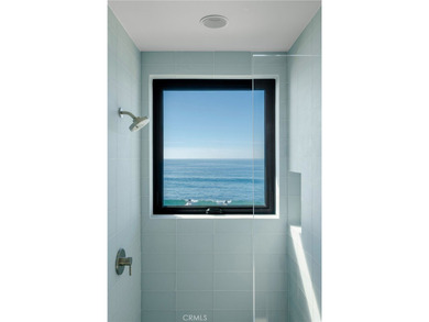 An extraordinary example of contemporary Chris Abel-designed - photo 17