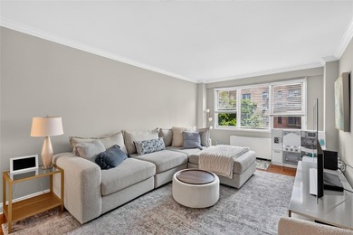 Welcome home to this light-filled, beautifully renovated - photo 8