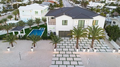 Stunning brand-new waterfront estate offering 6 bedrooms and 8 - photo 1