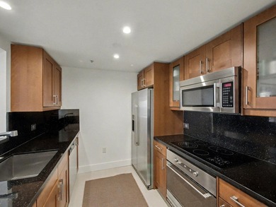 Beautiful, bright 2-bedroom, 2-bath unit with high ceilings and - photo 6