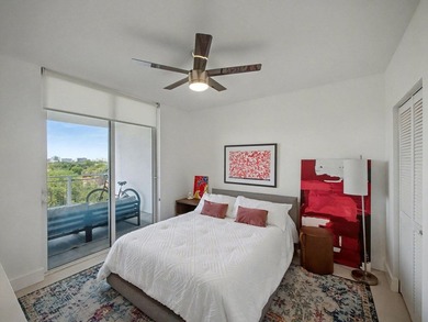 Beautiful, bright 2-bedroom, 2-bath unit with high ceilings and - photo 10