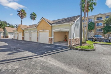 Low maintenance living in this beautifully updated 1 bedroom, 1 - photo 3